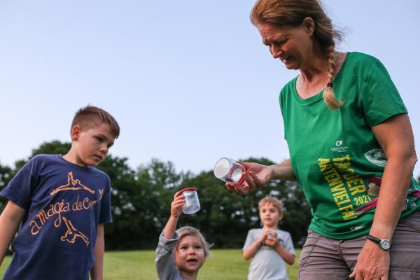 Die jungen TeilnehmerInnen der Nachtführung werden selber zur/zum ForscherIn und zeigen voll Stolz ihre gesammelten Schätze.