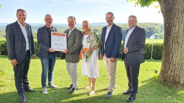 Mitglied des Biosphärenpark Wienerwald Regionalforums LAbg. STR Christoph Kaufmann, MAS, Biosphärenpark Direktor DI Andreas Weiß, Biosphärenpark Botschafter und Inhaber Frank Bläuel, Ingrid Bläuel, Bürgermeister Thomas Buder, Geschäftsführer Wienerwald Tourismus Christoph Vielhaber. (v.l.)