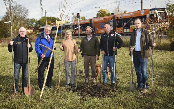 Voller Einsatz für alte Obstsorten: (v.l.n.r.): DI Andreas Weiß, Direktor Biosphärenpark Wienerwald; LAbg. Christoph Kainz, Aufsichtsrat-Vorsitzender Biosphärenpark Wienerwald Management; Monika Unterholzner, Geschäftsführerin der Wiener Lokalbahnen; Klosterbauer Johannes Kleedorfer; Andreas Babler, MSc., Bürgermeister Stadtgemeinde Traiskirchen und Winzer Bernhard Stadlmann bei der Auspflanzung der ersten Obstbäume am Rande der Weingärten des Weingut Stadlmann in Traiskirchen.