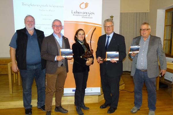 Christian Diry (BPWW), Biosphärenpark Direktor Andreas Weiß, Biosphärenpark Botschafterin Jenny Baer-Pásztory, Aufsichtsrat-Vorsitzender Biosphärenpark Wienerwald Management LAbg. Christoph Kainz, Bürgermeister Ludwig Köck bei der Buchpräsentation in der Marktgemeinde Alland.