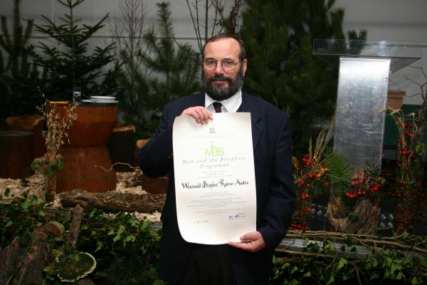 Georg Grabherr mit der UNESCO Anerkennungsurkunde für den Biosphärenpark Wienerwald