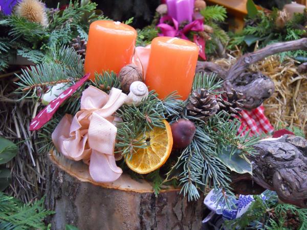 Adventkranz mit orangen Kerzen