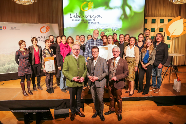 Anlässlich der Veranstaltung "150 Jahre Rettung des Wienerwaldes" wurden BotschafterInnen, Freiwillige HelferInnen, Partnerbetriebe und BildungspartnerInnen des Biosphärenpark Wienerwald für ihr Engagement im Sinne der Entwicklung einer Modellregion für Nachhaltigkeit ausgezeichnet. NÖ LH-Stv. Dr. Stephan Pernkopf, Wiener Klimastadtrat Mag. Jürgen Czernohorszky und Biosphärenpark-Direktor DI Andreas Weiß gratulierten allen ausgezeichneten Personen.