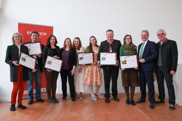 Wiener LAbg. Mag.a Nina Abrahamczik (4.v.li.), NÖ Landtagspräsident Mag. Karl Wilfing und Biosphärenpark-Direktor DI Andreas Weiß (beide rechts außen) gratulieren den 6 Top-Weinbaubetrieben 2023 (v.l.n.r.) Bio-Weingut Frühwirth, Weingut Mayer am Pfarrplatz, Weingut Ubl-Doschek, Weingut Hecher, Weinbau Barbach und Weingut Schneider (nicht im Bild).