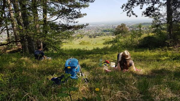 2 Menschen genießen Ausblick