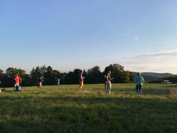 Menschen tanzen in Natur