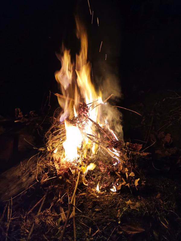 Lagerfeuer im Dunkeln