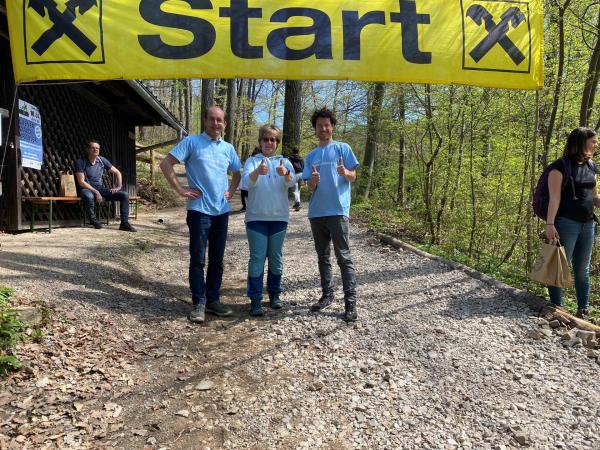 Drei Menschen bei Startlinie für Laufbewerb