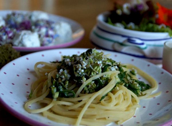 Spaghetti mit selbst gemachtem Pesto