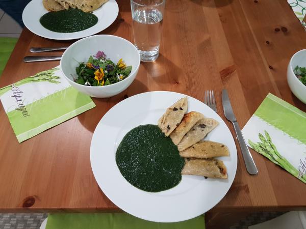 Ein Tisch mit einem Teller Essen und einer Schüssel Suppe.
