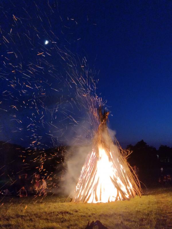 großes Lagerfeuer