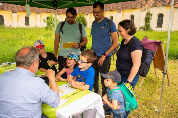 Personen bei Infostand