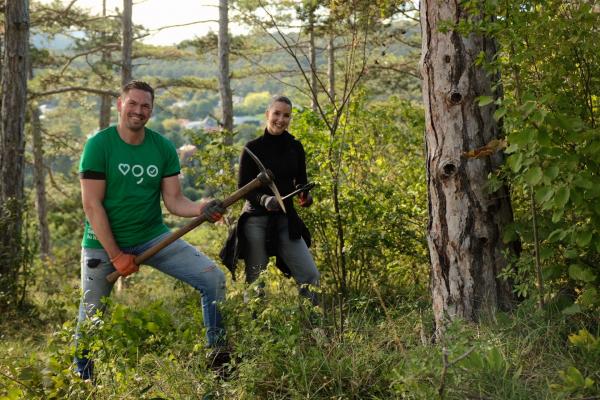 2 Personen im Wald mit Gartenwerkzeugen