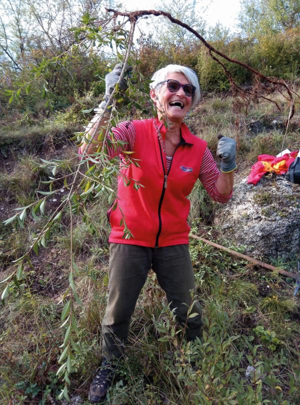Frau mit ausgerissenem Baum