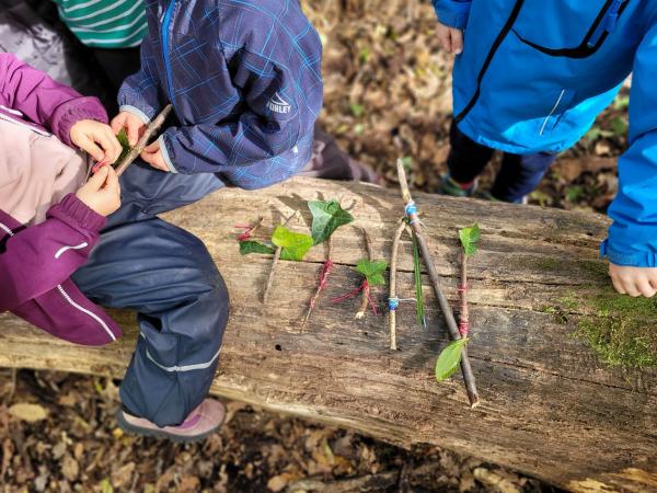 Kinder spielen mit Stöcken