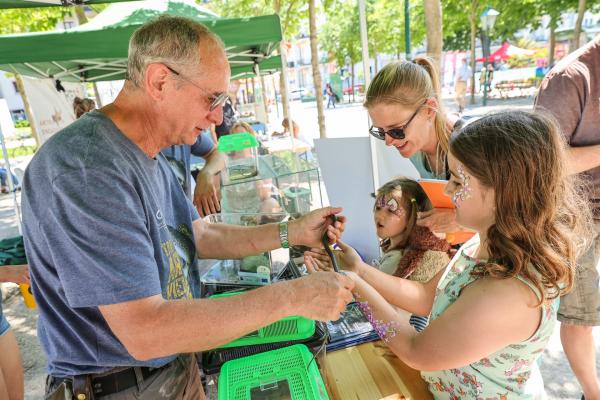 Kinder bei Infostand mit Reptilien