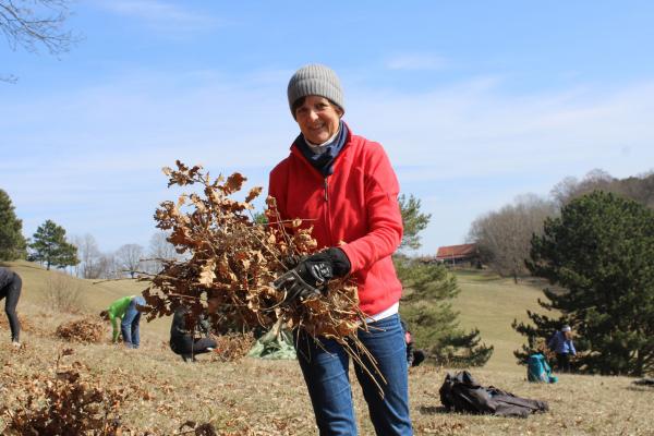 Frau mit Laub in der Hand