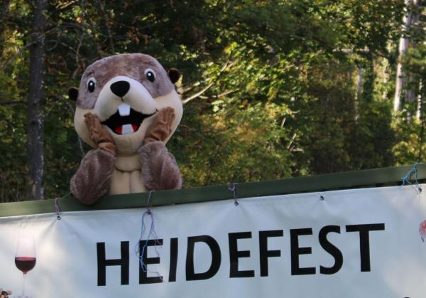 Heidefest-Banner mit Bibermaskottchen