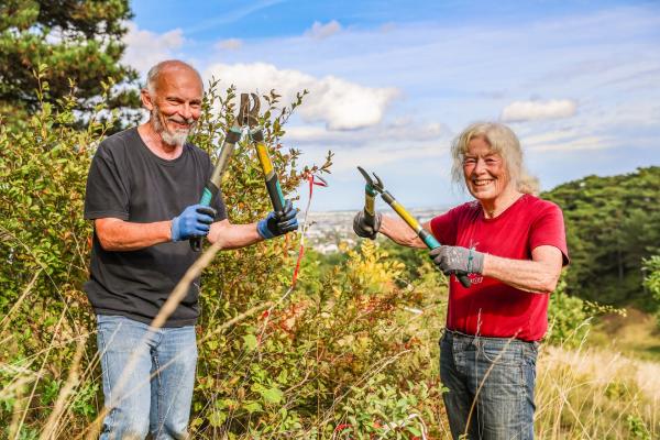 2 Menschen mit Gartenscheren auf Wiese