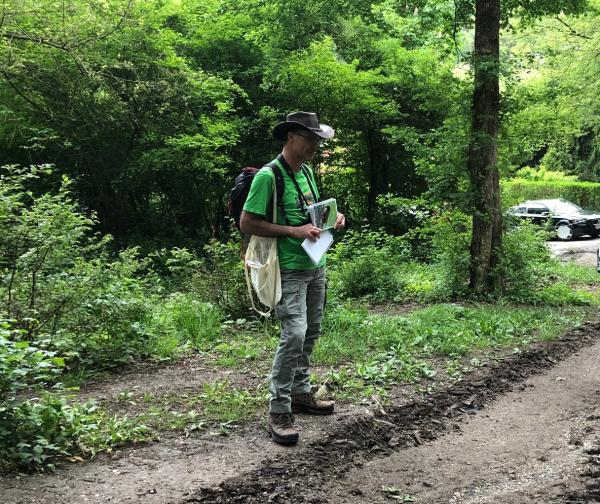 Mann mit Bildmaterial im Wald