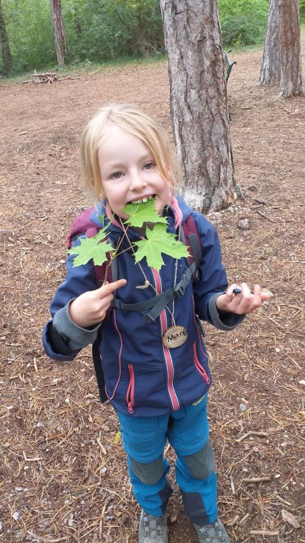 Kind hat Blatt im Mund