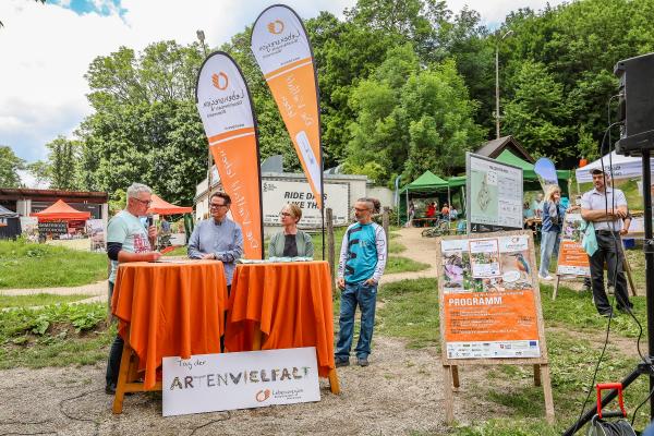 Biosphärenpark-Direktor Andreas Weiß, Stadtrat Jürgen Czernohorszky, Bezirksvorsteherin Michaela Schüchner und Patrick Huber vom Trailcenter Hohe Wand Wiese eröffnen den Tag der Artenvielfalt 2026