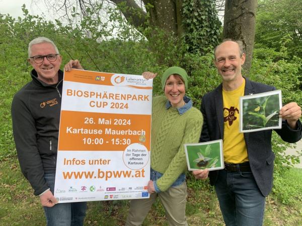 (v.l.n.r.) Biosphärenpark Wienerwald-Direktor DI Andreas Weiß und Dr.in Alexandra Wieshaider von den Österreichischen Bundesforsten und Stationsbetreuer DI Norbert Novak vom Österreichischen Orchideenschutz Netzwerk freuen sich auf viele motivierte Teams beim diesjährigen Biosphärenpark-Cup am 26. Mai 2024 in der Kartause Mauerbach.