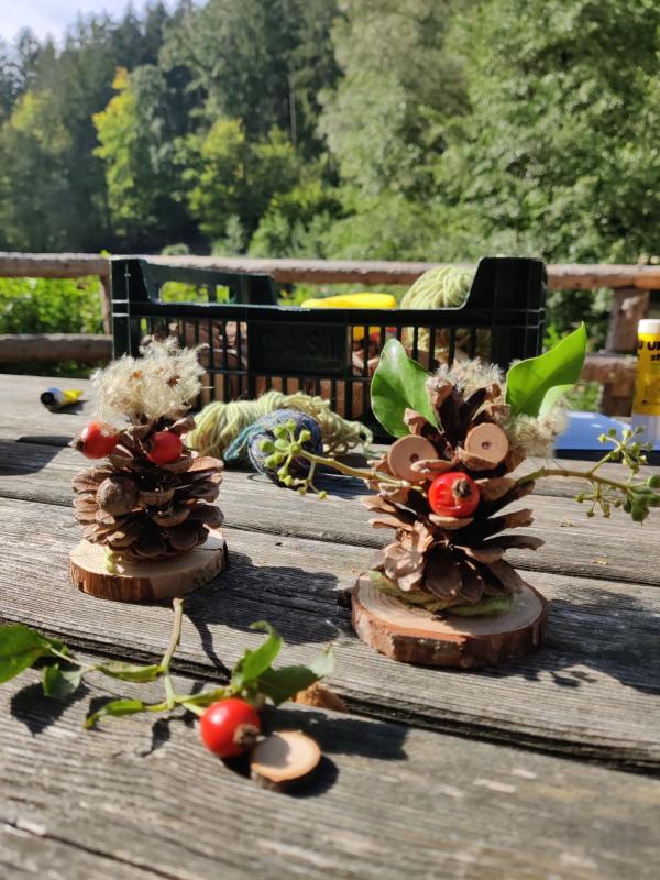 Basteleien auf Tisch