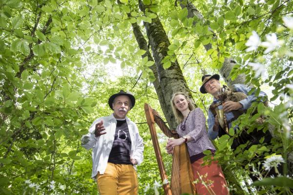 Märchenerzähler Helmut Wittmann, Genoveva Trautwein mit Harfe, Franz Bernegger mit Bockpfeife & Gesang - Begleiten Sie uns am 15. Juni bei der "Huachzua - Tour" und lernen Sie den Wienerwald von seiner sagenhaften Seite kennen.