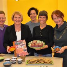 Dr. Gerfried Koch, Vizebürgermeisterin Dr. Helga Krismer, Jutta Enzersdorfer, Katrin Federsel, Mag. Gerti Jaksch-Fliegenschnee bei der Verkostung FAIRER Gewürze.