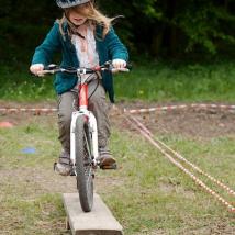 Mädchen bei der Mountainbike-Staion