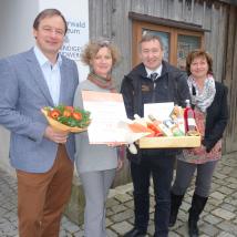 Bürgermeister LAbg. Dr. Martin Michalitsch, Biosphärenpark Direktor Dr. Herbert Greisberger (v.l.) und Gabriele Zimmer (r.) (Wienerwaldmuseum) gratulieren Mag. Manuela Zinöcker zur Auszeichnung "Wienerwälderin 2017".