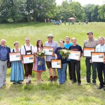 WiesenmeisterInnen 2016 im Bild mit Forstdirektor der Stadt Wien DI Andreas Januskovecz, LAbg. Bgm. Christoph Kainz und Biosphärenpark Direktor Dr. Herbert Greisberger