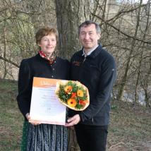 Biosphärenpark Direktor Dr. Herbert Greisberger gratuliert Monika Hirschhofer zur Nominierung als "Wienerwälderin 2017".