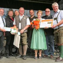 Wiesenmeister 2017 (Kategorie Mähwiese, Alland) Familie Hirschhofer im Bild mit LAbg. Bgm. Josef Balber (Altenmarkt), Dr. Herbert Greisberger (BPWW), Dr. Josef Greimler (Uni Wien), DI Alexander Mrkvicka (MA49), Bgm. DI Ludwig Köck (Alland), LAbg. Bgm. Christoph Kainz (Pfaffstätten)