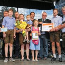 Wiesenmeister 2017: Familie Mitterböck im Bild mit LAbg. Bgm. Josef Balber (Altenmarkt), Dr. Herbert Greisberger (BPWW), Dr. Josef Greimler (Uni Wien), DI Alexander Mrkvicka (MA49), Bgm. DI Ludwig Köck (Alland), LAbg. Bgm. Christoph Kainz (Pfaffstätten)