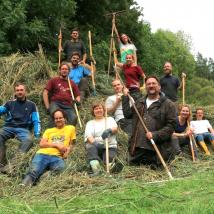 Die HelferInnen des Pflegetermins bei der Naturdenkmalwiese Heiligenkreuz