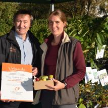 Dr. Herbert Greisberger, Direktor des Biosphärenpark Wienerwald, überreicht Mag.a Sabine Watzer die Partnerbetrieb-Urkunde.