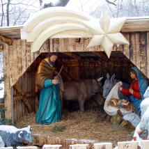 Weihnachtskrippe mit lebensgroßen Figuren im Lainzer Tiergarten