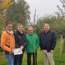 Gemeindevertreter von Kottingbrunn und Dr. Herbert Greisberger mit dem gesetzten Baum