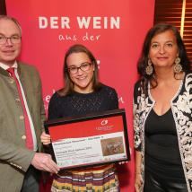 Stadträtin Mag.<sup>a</sup> Ulli Sima und LH-Stellvertreter Dr. Stephan Pernkopf gratulierten dem Weingut Zechmeister (Perchtoldsdorf) zum Kategoriesieg Rotwein schwer ohne Holz und der Auszeichnung Topwinzer 2017.