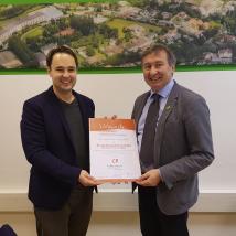 Biosphärenpark Direktor Dr. Herbert Greisberger (rechts im Bild) mit  Dr. Peter Klar, Bürgermeister und Biosphärenpark-Botschafter der Gemeinde Laab im Walde,  bei der Urkundenübergabe.