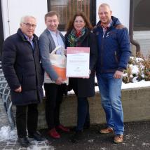 Bürgermeister Maximilian Titz und Biosphärenpark Direktor Dr. Herbert Greisberger übergaben im Beisein von Gerald Tlohy die Urkunde an Astrid Pillmayer.