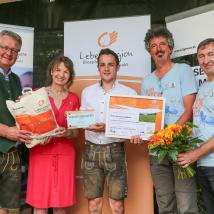 Andreas Radlherr - Wiesenmeister 2018 (Mähwiese, Mauerbach) - im Bild mit (v.l.n.r) LAbg. Bgm. Christoph Kainz (Pfaffstätten), Leiterin MA 22 Dr. Karin Büchl-Krammerstätter, Dr. Thomas Wrbka und Biosphärenpark-Direktor Dr. Herbert Greisberger.        