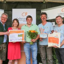 Daniel Fanta - Wiesenmeister der gesamten Region in der Kategorie "Mähwiese" - im Bild mit (v.l.n.r) LAbg. Bgm. Christoph Kainz (Pfaffstätten), Leiterin MA 22 Dr. Karin Büchl-Krammerstätter, Dr. Thomas Wbrka und Biosphärenpark-Direktor Dr. Herbert Greisberger.  