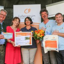 Mag. Verena Bittmann vom Verein e-Motion - Wiesenmeister der gesamten Region in der Kategorie "Weide" - im Bild mit (v.l.n.r) LAbg. Bgm. Christoph Kainz (Pfaffstätten), Leiterin MA 22 Dr. Karin Büchl-Krammerstätter, Dr. Thomas Wrbka und Biosphärenpark-Direktor Dr. Herbert Greisberger.