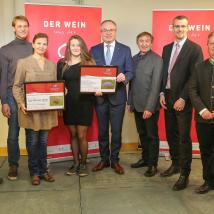 Forstdirektor der Stadt Wien DI Andreas Januskovecz (ganz links), LH-Stellvertreter Dr. Stephan Pernkopf (Mitte) und Biosphärenpark Direktor Dr. Herbert Greisberger (3.v.r.), Vize-Bgm. von Klosterneuburg Mag. Roland Honeder und Biospährenpark Botschafter und GR aus Klosterneuburg Leopold Spitzbart gratulieren den **Preisträgern aus Klosterneuburg**: Hauerhoff 99 zur Auszeichnung Topwinzer 2018, Weingut Ubl-Doschek zum Kategoriesieg Weißwein leicht- Gemischter Satz und Topwinzer 2018.