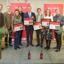 Forstdirektor der Stadt Wien DI Andreas Januskovecz (ganz links), LH-Stellvertreter Dr. Stephan Pernkopf (Mitte) und Biosphärenpark Direktor Dr. Herbert Greisberger (ganz rechts) gratulieren den **Preisträgern aus Mödling**: Weinbau Zechmeister zu drei Kategoriesiegen und zur Auszeichnung Topwinzer 2018, Weinbau Barbach zu zwei Kategoriesiegen und zur Auszeichnung Topwinzer 2018 und Wein und Heuriger Pferschy-Seper zu zwei Kategorieseigen und Topwinzer 2018.