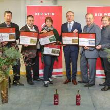 Forstdirektor der Stadt Wien DI Andreas Januskovecz (ganz links), LH-Stellvertreter Dr. Stephan Pernkopf (4.v.n.r.) und Biosphärenpark Direktor Dr. Herbert Greisberger (2.v.n.r.) gratulieren den **Preisträgern aus Baden**: Winzerhof Fischer-Kügerl zur Auszeichnung Topwinzer 2018, Weingut Familie Auer  zum Kategoriesieg Süßwein und Top Winzer 2018, Winzerhof Landauer-Gisperg zu zwei Kategoriesiegen und Topwinzer 2018, Schaflerhof zur Auszeichnung Topwinzer 2018 und Weingut Stadlmann zum Kategoriesieg Weißwei