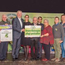 "Natur im Garten" Präsident Alfred Riedl, Tullnerbachs Bürgermeister Johann Novomestsky, Landesrat Martin Eichtinger, Simone Wagner vom Biosphärenpark Wienerwald, Gumpoldskirchens Bürgermeister Ferdinand Köck, „Natur im Garten“ Obmannstellvertreter Christian Gepp, Maria Enzersdorfs geschäftsführende Gemeinderätin Anneliese Mlynek, Dominic Urban (Stadtgärten Baden), Gumpoldskirchens Vizebürgermeister Jörgen Vöhringer und Neulengbachs Umweltstadträtin Barbara Löffler.